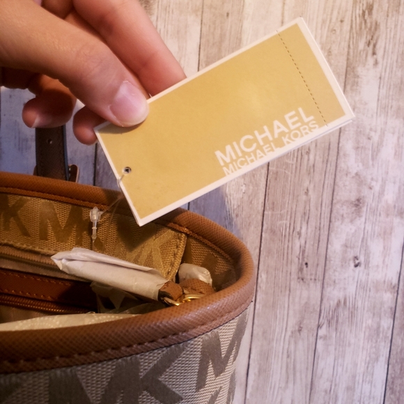 NWT Michael Kors Tote Purse Tech Friendly - Picture 5 of 6